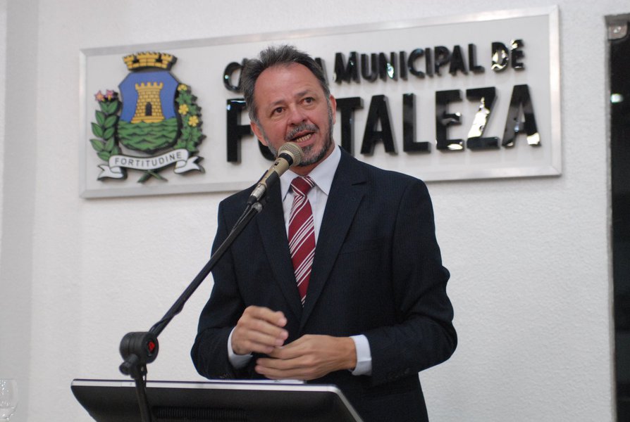 O vereador Acrísio Sena (PT) denunciou, nesta quarta-feira (13), o desmonte do Sistema Único de Assistência Social (SUAS) praticado pelo governo Michel Temer. De acordo com o parlamentar, o orçamento para 2018 é de R$ 385 milhões, enquanto em 2010 era de R$ 24,83 bilhões. “Isso tudo significa, na prática, mais fome, desigualdade, pedintes e violência, principalmente nas grandes cidades”, alertou, lembrando que o SUAS atende 30 milhões de famílias com a rede de Proteção Social Básica e Especial (Foto: Rodrigo Rocha) O vereador Acrísio Sena (PT) denunciou, nesta quarta-feira (13), o desmonte do Sistema Único de Assistência Social (SUAS) praticado pelo governo Michel Temer. De acordo com o parlamentar, o orçamento para 2018 é de R$ 385 milhões, enquanto em 2010 era de R$ 24,83 bilhões. “Isso tudo significa, na prática, mais fome, desigualdade, pedintes e violência, principalmente nas grandes cidades”, alertou, lembrando que o SUAS atende 30 milhões de famílias com a rede de Proteção Social Básica e Especial