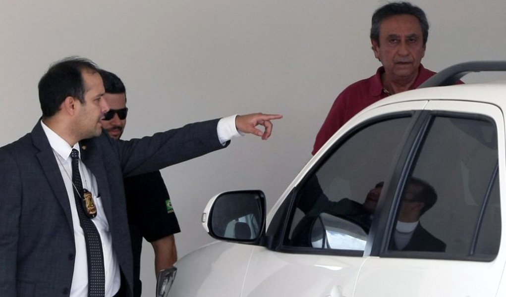 A decisão do juiz Clésio Coêlho Cunha, que responde pela 7ª Vara Criminal de São Luís, absolveu a ex-governadora Roseana Sarney das acusações sobre desvio de R$ 1,95 milhão da saúde para a campanha eleitoral de 2010; entre os argumentos, o magistrado em nenhum momento refutou a possibilidade de desvio, mas tentou demonstrar que Roseana não era responsável por ordenar despesas na época (Foto: Leonardo Lucena) A decisão do juiz Clésio Coêlho Cunha, que responde pela 7ª Vara Criminal de São Luís, absolveu a ex-governadora Roseana Sarney das acusações sobre desvio de R$ 1,95 milhão da saúde para a campanha eleitoral de 2010; entre os argumentos, o magistrado em nenhum momento refutou a possibilidade de desvio, mas tentou demonstrar que Roseana não era responsável por ordenar despesas na época