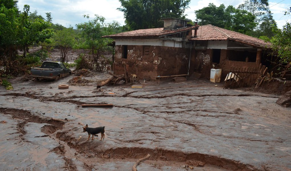 Dois anos após a maior tragédia ambiental da história brasileira, a Justiça Federal determinou a retomada da ação criminal contra os acusados pelos danos do rompimento da barragem em Mariana, em 2015, suspensa desde julho; o discreto avanço, no entanto, contrasta com a difícil luta dos que seguem sem reparo pelos estragos causados; de acordo com ambientalistas, os efeitos dos rejeitos de minério lançados no mar devem durar por pelo menos mais cem anos; entretanto, não se tem um panorama completo de todos os detalhes dos danos causados pelo desastre (Foto: Leonardo Lucena) Dois anos após a maior tragédia ambiental da história brasileira, a Justiça Federal determinou a retomada da ação criminal contra os acusados pelos danos do rompimento da barragem em Mariana, em 2015, suspensa desde julho; o discreto avanço, no entanto, contrasta com a difícil luta dos que seguem sem reparo pelos estragos causados; de acordo com ambientalistas, os efeitos dos rejeitos de minério lançados no mar devem durar por pelo menos mais cem anos; entretanto, não se tem um panorama completo de todos os detalhes dos danos causados pelo desastre
