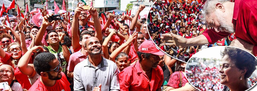 O ex-presidente Lula e a presidente legítima Dilma Rousseff foram recebidos nesta sexta-feira 25 por milhares de pessoas em Ipojuca (PE); junto com a presidente do PT, Gleisi Hoffmann, e líderes do PT pernambucano, Lula voltou a defender a mobilização da população contra o desmonte do governo de Michel Temer; "A luta não é simples. Certamente algumas pessoas que bateram panela pra derrubar a Dilma agora estão batendo a cabeça. Estão batendo a cabeça porque esse governo está destruindo o país", disse Lula; "É gravíssimo o que os golpistas estão fazendo, acabando com o conteúdo local. Esse governo não tem menor compromisso com povo brasileiro", completou a presidente legítima Dilma (Foto: Aquiles Lins) O ex-presidente Lula e a presidente legítima Dilma Rousseff foram recebidos nesta sexta-feira 25 por milhares de pessoas em Ipojuca (PE); junto com a presidente do PT, Gleisi Hoffmann, e líderes do PT pernambucano, Lula voltou a defender a mobilização da população contra o desmonte do governo de Michel Temer; "A luta não é simples. Certamente algumas pessoas que bateram panela pra derrubar a Dilma agora estão batendo a cabeça. Estão batendo a cabeça porque esse governo está destruindo o país", disse Lula; "É gravíssimo o que os golpistas estão fazendo, acabando com o conteúdo local. Esse governo não tem menor compromisso com povo brasileiro", completou a presidente legítima Dilma