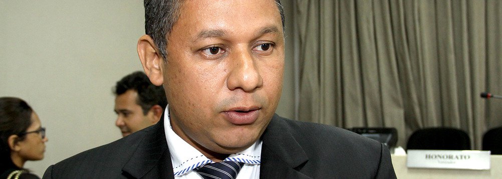 O novo presidente eleito do Diretório Municipal do PT em São Luís, vereador Honorato Fernandes, afirmou nesta quinta-feira (22) que o partido deve apoiar a candidatura à reeleição do governador Flávio Dino (PCdoB) em 2018; "Estamos chegando para somar e contribuir para o engrandecimento e fortalecimento do PT", disse Fernandes (Foto: Leonardo Lucena) O novo presidente eleito do Diretório Municipal do PT em São Luís, vereador Honorato Fernandes, afirmou nesta quinta-feira (22) que o partido deve apoiar a candidatura à reeleição do governador Flávio Dino (PCdoB) em 2018; "Estamos chegando para somar e contribuir para o engrandecimento e fortalecimento do PT", disse Fernandes