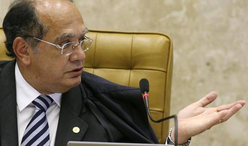 Ministro do STF Gilmar Mendes disse que a devolução da delação premiada do marqueteiro Renato Pereira à PGR não vai de encontro ao entendimento firmado pela Corte referente ao assunto em junho deste ao; nesta terça-feira (14), o ministro Ricardo Lewandowski devolveu à PGR com um pedido de readequação o acordo de colaboração firmado com Renato Pereira; a delação, o marqueteiro citou fatos que envolvem a alta cúpula do PMDB do Rio, incluindo o governador Luiz Fernando Pezão, o ex-governador Sérgio Cabral e o ex-prefeito Eduardo Paes; "O que o ministro Lewandowski chama atenção é de que tem de seguir a lei. Este é o roteiro. O roteiro é o que está na lei", disse Gilmar (Foto: Paulo Emílio) Ministro do STF Gilmar Mendes disse que a devolução da delação premiada do marqueteiro Renato Pereira à PGR não vai de encontro ao entendimento firmado pela Corte referente ao assunto em junho deste ao; nesta terça-feira (14), o ministro Ricardo Lewandowski devolveu à PGR com um pedido de readequação o acordo de colaboração firmado com Renato Pereira; a delação, o marqueteiro citou fatos que envolvem a alta cúpula do PMDB do Rio, incluindo o governador Luiz Fernando Pezão, o ex-governador Sérgio Cabral e o ex-prefeito Eduardo Paes; "O que o ministro Lewandowski chama atenção é de que tem de seguir a lei. Este é o roteiro. O roteiro é o que está na lei", disse Gilmar