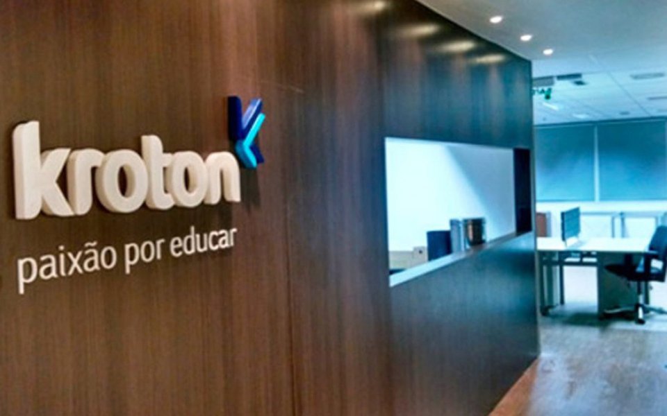 Kroton Educacional teve lucro líquido ajustado de 645 milhões de reais no segundo trimestre, crescimento de 14,8 por cento sobre o mesmo período do ano passado, informou o grupo de educação superior privada nesta sexta-feira, 11; companhia afirmou que a geração de caixa medida pelo lucro antes de juros, impostos, depreciação e amortização (Ebitda) do período foi de 700 milhões de reais, avanço de 10,7 por cento na comparação anual (Foto: Aquiles Lins) Kroton Educacional teve lucro líquido ajustado de 645 milhões de reais no segundo trimestre, crescimento de 14,8 por cento sobre o mesmo período do ano passado, informou o grupo de educação superior privada nesta sexta-feira, 11; companhia afirmou que a geração de caixa medida pelo lucro antes de juros, impostos, depreciação e amortização (Ebitda) do período foi de 700 milhões de reais, avanço de 10,7 por cento na comparação anual