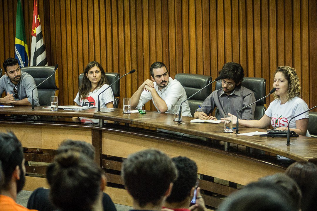 "Quando falamos em renovação no cenário político precisamos saber para onde queremos renovar. Não basta ser jovem, é preciso estar do lado das lutas do povo. O MBL tem cara de novo, mas representa um projeto atrasado", disse Carina Vitral, presidente da União da Juventude Socialista (UJS), em debate sobre 'Reforma Política e Modelo de Estado', na tarde desta segunda-feira, na Assembleia Legislativa de São Paulo; estiveram em ação, além de Carina, Nayara Souza, presidente da União Estadual dos Estudantes (UEE), e como contraditório, Kim Kataguiri e Arthur do Val, ambos do Movimento Brasil Livre (MBL) (Foto: Romulo Faro) "Quando falamos em renovação no cenário político precisamos saber para onde queremos renovar. Não basta ser jovem, é preciso estar do lado das lutas do povo. O MBL tem cara de novo, mas representa um projeto atrasado", disse Carina Vitral, presidente da União da Juventude Socialista (UJS), em debate sobre 'Reforma Política e Modelo de Estado', na tarde desta segunda-feira, na Assembleia Legislativa de São Paulo; estiveram em ação, além de Carina, Nayara Souza, presidente da União Estadual dos Estudantes (UEE), e como contraditório, Kim Kataguiri e Arthur do Val, ambos do Movimento Brasil Livre (MBL)