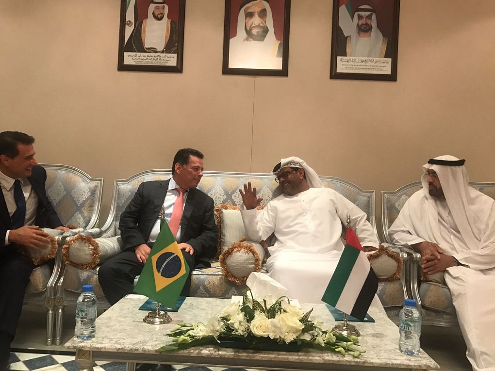 Missão oficial do Governo de Goiás começou nos Emirados Árabes começou neste domingo pela manhã; governador Marconi Perillo liderou a comitiva goiana em importante reunião na Câmara Internacional de Comércio de Abu Dhabi; pauta principal do encontro foi o estreitamento das relações comerciais entre Goiás e Abu Dhabi, com prioridade para os investimentos no agronegócio; "Eles têm interesse muito grande no agronegócio e acreditam na retomada do crescimento pelo Brasil. Mostramos que Goiás hoje é referência nesta área e com este contato podemos incrementar nossa carteira de exportações", disse Marconi (Foto: José Barbacena) Missão oficial do Governo de Goiás começou nos Emirados Árabes começou neste domingo pela manhã; governador Marconi Perillo liderou a comitiva goiana em importante reunião na Câmara Internacional de Comércio de Abu Dhabi; pauta principal do encontro foi o estreitamento das relações comerciais entre Goiás e Abu Dhabi, com prioridade para os investimentos no agronegócio; "Eles têm interesse muito grande no agronegócio e acreditam na retomada do crescimento pelo Brasil. Mostramos que Goiás hoje é referência nesta área e com este contato podemos incrementar nossa carteira de exportações", disse Marconi