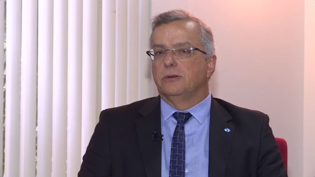É que informa o presidente da Caesb, Maurício Luduvice; segundo ele, não será preciso aumentar a quantidade de dias de racionamento enquanto o volume útil do Descoberto não chegar ao nível zero; de acordo com eles, foram feitas revisões nos cálculos envolvendo a capacidade das bombas e o consumo de água, garantindo mais margem de trabalho; a companhia informou em outubro que seria possível manter o ritmo atual de abastecimento e racionamento, pelo menos, até que o reservatório do Descoberto atingisse a cota de 5%; "Nós refizemos todos os cálculos antigos ainda da década de 1970, da capacidade das nossas bombas do Sistema do Descoberto"
(Foto: Leonardo Lucena) É que informa o presidente da Caesb, Maurício Luduvice; segundo ele, não será preciso aumentar a quantidade de dias de racionamento enquanto o volume útil do Descoberto não chegar ao nível zero; de acordo com eles, foram feitas revisões nos cálculos envolvendo a capacidade das bombas e o consumo de água, garantindo mais margem de trabalho; a companhia informou em outubro que seria possível manter o ritmo atual de abastecimento e racionamento, pelo menos, até que o reservatório do Descoberto atingisse a cota de 5%; "Nós refizemos todos os cálculos antigos ainda da década de 1970, da capacidade das nossas bombas do Sistema do Descoberto"