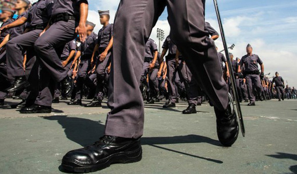 A família da militante social e feminista Mônica Aguiar, de Belo Horizonte, denuncia violência e abuso de autoridade por parte da polícia; na tarde de quarta-feira (25), policiais da chamada “PM2”, sem identificação e armados, invadiram, sem mandato ou ordem judicial, a casa da ativista; após quebrar utensílos e móveis, agrediram e sequestraram sem nenhuma explicação Lucas Emanuel Souza de Aguiar, de 22 anos, filho da ativista (Foto: Charles Nisz) A família da militante social e feminista Mônica Aguiar, de Belo Horizonte, denuncia violência e abuso de autoridade por parte da polícia; na tarde de quarta-feira (25), policiais da chamada “PM2”, sem identificação e armados, invadiram, sem mandato ou ordem judicial, a casa da ativista; após quebrar utensílos e móveis, agrediram e sequestraram sem nenhuma explicação Lucas Emanuel Souza de Aguiar, de 22 anos, filho da ativista