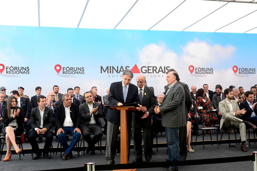 As ações foram anunciadas pelo governador Fernando Pimentel em Montes Claros, Território Norte; para aumentar e renovar a frota do Samu Regional Norte, foram entregues 22 ambulâncias tipo Unidades de Suporte Básico (USB) ao Consórcio Público Intermunicipal de Saúde da Rede de Urgência do Norte de Minas; foram investidos R$ 2,6 milhões; também foi assinado um despacho governamental prevendo R$ 11,8 milhões para perfuração e equipagem de 200 poços com o objetivo de captar água nas regiões Norte e Nordeste do estado; outras novidades são a implantação na região do espaço "Sala Mineira do Empreendedor" e da terceira fase do projeto Voe Minas Gerais para cinco cidades (Foto: Leonardo Lucena) As ações foram anunciadas pelo governador Fernando Pimentel em Montes Claros, Território Norte; para aumentar e renovar a frota do Samu Regional Norte, foram entregues 22 ambulâncias tipo Unidades de Suporte Básico (USB) ao Consórcio Público Intermunicipal de Saúde da Rede de Urgência do Norte de Minas; foram investidos R$ 2,6 milhões; também foi assinado um despacho governamental prevendo R$ 11,8 milhões para perfuração e equipagem de 200 poços com o objetivo de captar água nas regiões Norte e Nordeste do estado; outras novidades são a implantação na região do espaço "Sala Mineira do Empreendedor" e da terceira fase do projeto Voe Minas Gerais para cinco cidades