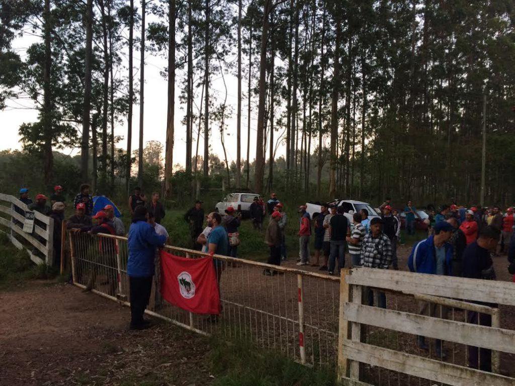 Depois de quase nove meses de ocupação e três audiências de conciliação no Ministério Público Federal (MPF), o Movimento dos Trabalhadores Rurais Sem Terra (MST) decidiu desocupar o Horto Florestal Carola, da Companhia Estadual de Distribuição de Energia Elétrica (CEEE), localizado em Charqueadas; o lugar era utilizado para fabricação de postes de madeira e foi ocupado pela terceira vez dia 14 de novembro de 2016, por cerca de 500 famílias do MST; o objetivo era pressionar para cumprimento de Termo de Compromisso, assinado em 2014 pela CEEE e pelo Incra, para transformar a área, de 1080 hectares, em assentamento (Foto: Leonardo Lucena) Depois de quase nove meses de ocupação e três audiências de conciliação no Ministério Público Federal (MPF), o Movimento dos Trabalhadores Rurais Sem Terra (MST) decidiu desocupar o Horto Florestal Carola, da Companhia Estadual de Distribuição de Energia Elétrica (CEEE), localizado em Charqueadas; o lugar era utilizado para fabricação de postes de madeira e foi ocupado pela terceira vez dia 14 de novembro de 2016, por cerca de 500 famílias do MST; o objetivo era pressionar para cumprimento de Termo de Compromisso, assinado em 2014 pela CEEE e pelo Incra, para transformar a área, de 1080 hectares, em assentamento