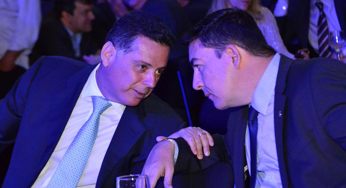 Cacifando-se politicamente com o desempenho positivo à frente da Assembleia Legislativa, o novo presidente da Casa, José Vitti (PSDB), já é apontado como estrela em ascensão na base aliada do governador Marconi Perillo; com bom trânsito com Marconi e eleito com a unanimidade dos votos dos deputados para o comando da Assembleia, Vitti surpreende pela juventude, equilíbrio e capacidade de articulação; ele é o primeiro presidente do Legislativo que, depois de mais de uma década, comanda a Casa longe das páginas policiais (Foto: José Barbacena) Cacifando-se politicamente com o desempenho positivo à frente da Assembleia Legislativa, o novo presidente da Casa, José Vitti (PSDB), já é apontado como estrela em ascensão na base aliada do governador Marconi Perillo; com bom trânsito com Marconi e eleito com a unanimidade dos votos dos deputados para o comando da Assembleia, Vitti surpreende pela juventude, equilíbrio e capacidade de articulação; ele é o primeiro presidente do Legislativo que, depois de mais de uma década, comanda a Casa longe das páginas policiais