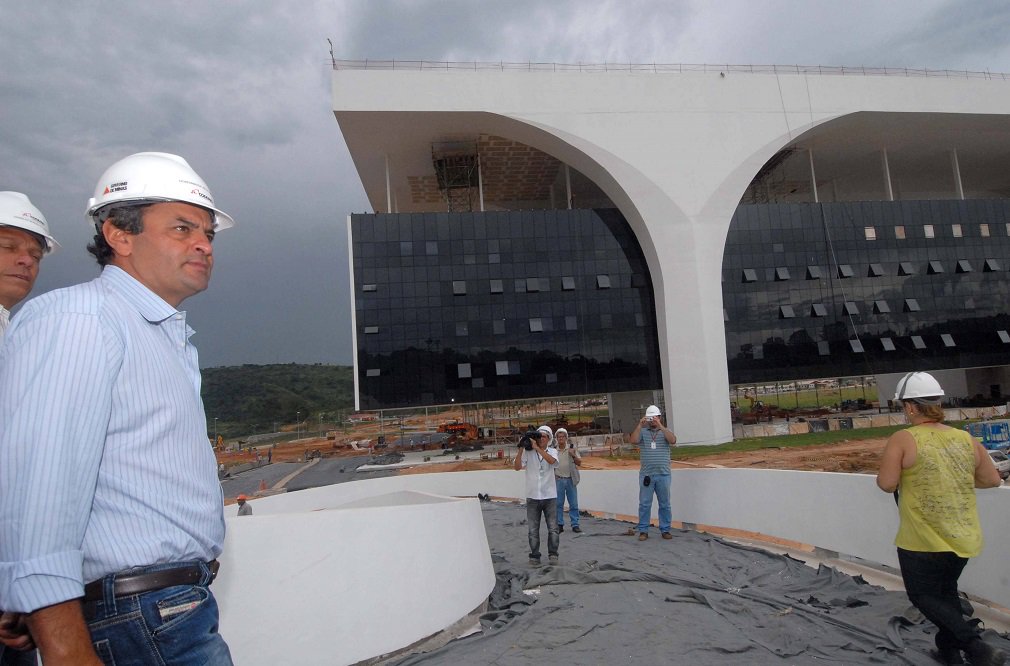 Senador mineiro continua com proteção na grande mídia e tem tratamento diferenciado de outros políticos delatados na Operação Lava Jato; Aécio Neves apareceu, de novo, na delação da Odebrecht; segundo o depoimento de Benedicto Júnior, ex-presidente da empreiteira, houve reunião com o então governador mineiro para combinar a fraude na licitação da construção da Cidade Administrativa – a obra mais cara dos 8 anos do governo de Aécio; foram despejados mais de R$ 2 bilhões na nova sede oficial; esquema teria sido criado para favorecer as grandes empreiteiras; segundo o delator, o governador indicava Oswaldo Borges da Costa Filho, conhecido como Oswaldinho, para tratar das propinas (Foto: José Barbacena) Senador mineiro continua com proteção na grande mídia e tem tratamento diferenciado de outros políticos delatados na Operação Lava Jato; Aécio Neves apareceu, de novo, na delação da Odebrecht; segundo o depoimento de Benedicto Júnior, ex-presidente da empreiteira, houve reunião com o então governador mineiro para combinar a fraude na licitação da construção da Cidade Administrativa – a obra mais cara dos 8 anos do governo de Aécio; foram despejados mais de R$ 2 bilhões na nova sede oficial; esquema teria sido criado para favorecer as grandes empreiteiras; segundo o delator, o governador indicava Oswaldo Borges da Costa Filho, conhecido como Oswaldinho, para tratar das propinas