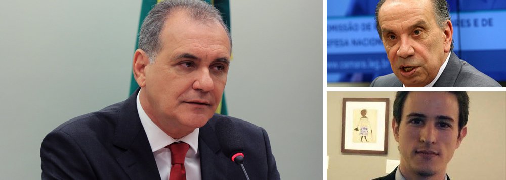 O deputado federal Nelson Pelegrino (PT-BA) protocolou nesta quarta (04) um requerimento de pedido de informações ao ministro das Relações Exteriores, Aloysio Nunes (PSDB), sobre a demissão do vice-cônsul do Brasil em Nova York, Júlio de Oliveira Silva.; o diplomata foi removido do cargo após criticar publicamente o governo de Michel Temer, em artigo publicado pela revista Carta Capital no dia 27 de setembro (Foto: Charles Nisz) O deputado federal Nelson Pelegrino (PT-BA) protocolou nesta quarta (04) um requerimento de pedido de informações ao ministro das Relações Exteriores, Aloysio Nunes (PSDB), sobre a demissão do vice-cônsul do Brasil em Nova York, Júlio de Oliveira Silva.; o diplomata foi removido do cargo após criticar publicamente o governo de Michel Temer, em artigo publicado pela revista Carta Capital no dia 27 de setembro
