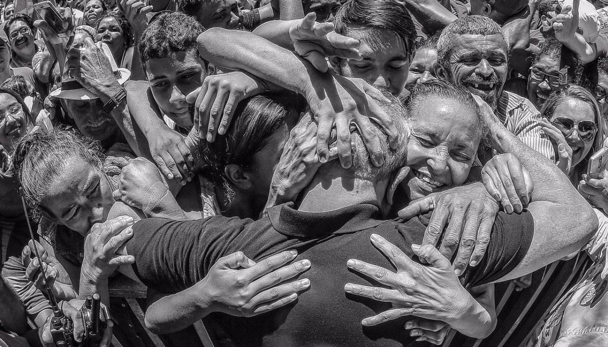 EX-presidente Luiz Inácio Lula da Silva em meio ao povo (Foto: Benedita da Silva) www.brasil247.com - EX-presidente Luiz Inácio Lula da Silva em meio ao povo