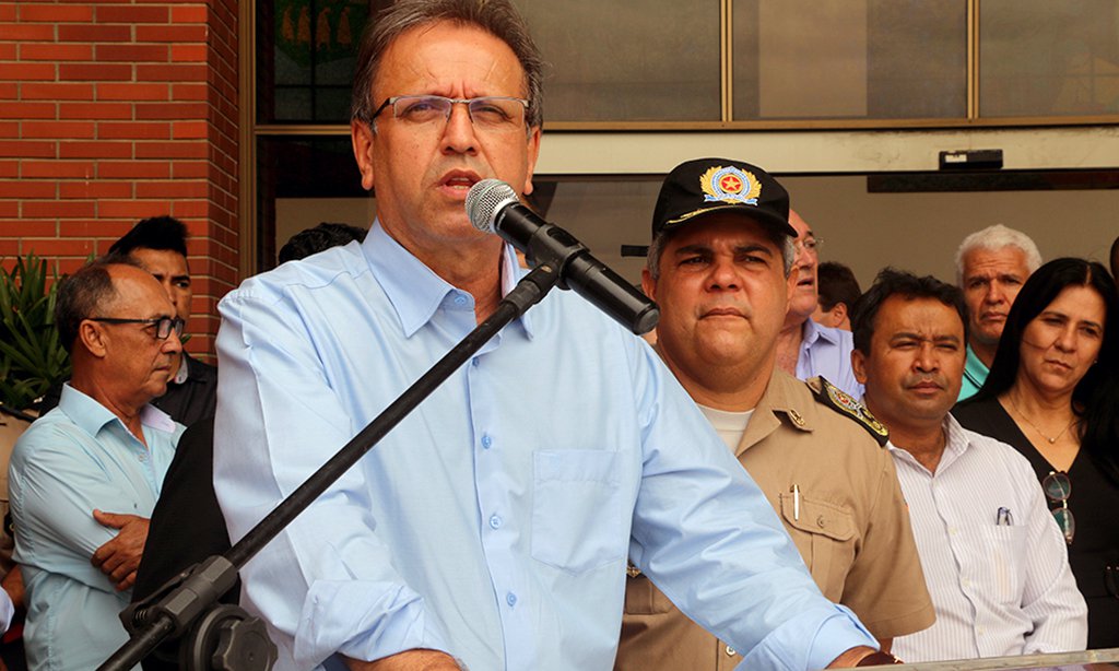 O governador do Tocantins, Marcelo Miranda (PMDB), mandou um recado que pode ter sido direcionado ao prefeito de Palmas, Carlos Amastha (PSB), um dos possíveis adversários adversário próximo ano; "Dizem por aí que nós não temos história. Eu tenho mais de 20 anos de vida pública"; "Não vamos nos deixar levar por aqueles que não tem compromisso com o Tocantins, com Palmas. Dizem por aí que nós não temos história. Eu tenho mais de 20 anos de vida pública", afirmou (Foto: Leonardo Lucena) O governador do Tocantins, Marcelo Miranda (PMDB), mandou um recado que pode ter sido direcionado ao prefeito de Palmas, Carlos Amastha (PSB), um dos possíveis adversários adversário próximo ano; "Dizem por aí que nós não temos história. Eu tenho mais de 20 anos de vida pública"; "Não vamos nos deixar levar por aqueles que não tem compromisso com o Tocantins, com Palmas. Dizem por aí que nós não temos história. Eu tenho mais de 20 anos de vida pública", afirmou