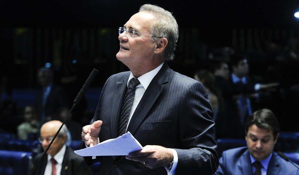 O senador Renan Calheiros (PMDB-AL) apresentou nesta terça-feira (12) requerimento à Mesa do Senado que pede a criação de uma Comissão Parlamentar de Inquérito para investigar os pagamentos de supersalários, acima do teto constitucional, para servidores e empregados da Administração Pública direta e indireta de todos os Poderes e órgãos independentes; CPI também visa estudar a possibilidade de restituição desses valores ao Erário pelos beneficiários; "Isso não é contra Poder A, nem contra Poder B, nem contra Poder C. É uma regra geral", diz Renan (Foto: Aquiles Lins) O senador Renan Calheiros (PMDB-AL) apresentou nesta terça-feira (12) requerimento à Mesa do Senado que pede a criação de uma Comissão Parlamentar de Inquérito para investigar os pagamentos de supersalários, acima do teto constitucional, para servidores e empregados da Administração Pública direta e indireta de todos os Poderes e órgãos independentes; CPI também visa estudar a possibilidade de restituição desses valores ao Erário pelos beneficiários; "Isso não é contra Poder A, nem contra Poder B, nem contra Poder C. É uma regra geral", diz Renan