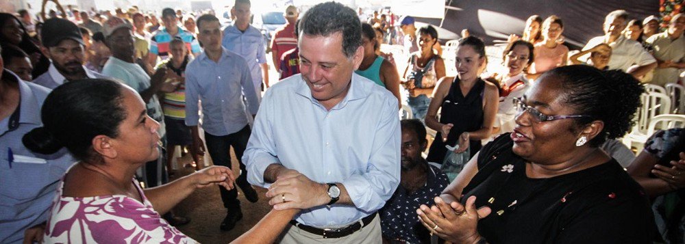 A Secretaria de Governo repassa mais R$ 4,7 milhões a 24 municípios goianos que celebram novos contratos de convênio com o Governo de Goiás; programa Goiás na Frente prevê investimentos da ordem de R$ 9 bilhões no estado; destes, R$ 3 bilhões são de parcerias com a iniciativa privada, R$ 5 bilhões do governo estadual e R$ 1 bilhão será viabilizado por meio de parceria com a Caixa Econômica; o executivo informou que R$ 2,5 bilhões dos R$ 5 bilhões do estado serão aplicados este ano e R$ 2,5 bilhões em 2018; dos R$ 2,5 bilhões deste ano, R$ 2 bilhões estão empenhados (Foto: Leonardo Lucena) A Secretaria de Governo repassa mais R$ 4,7 milhões a 24 municípios goianos que celebram novos contratos de convênio com o Governo de Goiás; programa Goiás na Frente prevê investimentos da ordem de R$ 9 bilhões no estado; destes, R$ 3 bilhões são de parcerias com a iniciativa privada, R$ 5 bilhões do governo estadual e R$ 1 bilhão será viabilizado por meio de parceria com a Caixa Econômica; o executivo informou que R$ 2,5 bilhões dos R$ 5 bilhões do estado serão aplicados este ano e R$ 2,5 bilhões em 2018; dos R$ 2,5 bilhões deste ano, R$ 2 bilhões estão empenhados
