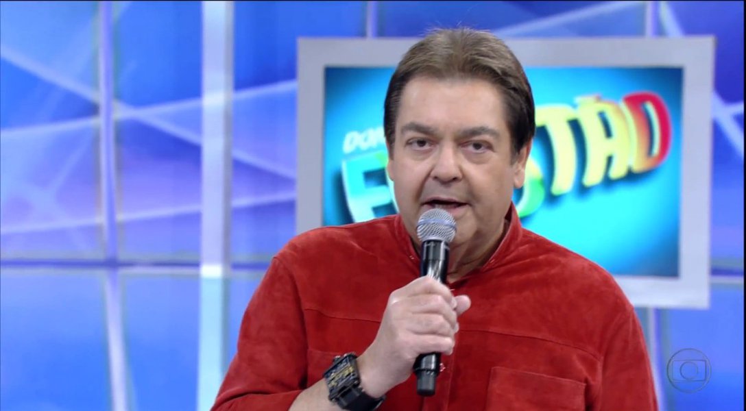 Serviçal amestrado da TV Globo, Fausto Silva faz de tudo para justificar seu alto salário. Quando a famiglia Marinho estava em campanha pela derrubada da presidenta Dilma Rousseff, ele utilizou a concessão pública de tevê para convocar os “midiotas” a participarem das marchas golpistas. Agora, quando o império global decide descartar Michel Temer, temendo que o seu desgaste prejudique a implantação das medidas amargas contra os trabalhadores, ele volta a expressar a sua “indignação” (Foto: Altamiro Borges) Serviçal amestrado da TV Globo, Fausto Silva faz de tudo para justificar seu alto salário. Quando a famiglia Marinho estava em campanha pela derrubada da presidenta Dilma Rousseff, ele utilizou a concessão pública de tevê para convocar os “midiotas” a participarem das marchas golpistas. Agora, quando o império global decide descartar Michel Temer, temendo que o seu desgaste prejudique a implantação das medidas amargas contra os trabalhadores, ele volta a expressar a sua “indignação”