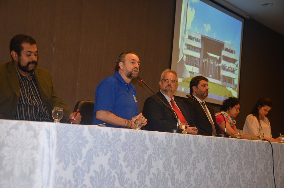 Coordenador da Frente Parlamentar Ambientalista da Bahia, o deputado estadual Marcelino Galo (PT) criticou em audiência pública que debateu o Código Florestal na Assembleia Legislativa, nesta segunda-feira, "o desmonte da legislação ambiental no Brasil e seus reflexos sobre o patrimônio natural do país"; ele avalia que a situação foi agravada com a tomada do poder central pelo consórcio encabeçado por Michel Temer, que envolve, como condutores políticos no Congresso PMDB, DEM e PSDB; "O decreto que extingue a Reserva Nacional do Cobre e Associados, na Amazônia, é reflexo do aprofundamento desse desmonte, dessa política neoliberal, que atende interesses privados defendidos pela bancada ruralista", diz Galo (Foto: Romulo Faro) Coordenador da Frente Parlamentar Ambientalista da Bahia, o deputado estadual Marcelino Galo (PT) criticou em audiência pública que debateu o Código Florestal na Assembleia Legislativa, nesta segunda-feira, "o desmonte da legislação ambiental no Brasil e seus reflexos sobre o patrimônio natural do país"; ele avalia que a situação foi agravada com a tomada do poder central pelo consórcio encabeçado por Michel Temer, que envolve, como condutores políticos no Congresso PMDB, DEM e PSDB; "O decreto que extingue a Reserva Nacional do Cobre e Associados, na Amazônia, é reflexo do aprofundamento desse desmonte, dessa política neoliberal, que atende interesses privados defendidos pela bancada ruralista", diz Galo