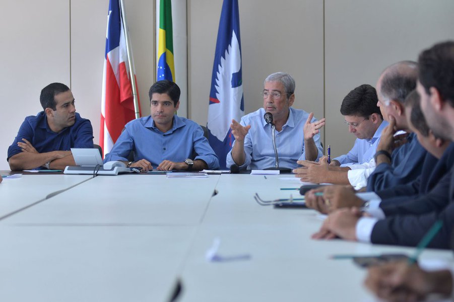 Em reunião 'de trabalho' com o prefeito ACM Neto nesta segunda-feira, o ministro da Secretaria de Governo da Presidência, Antônio Imbassahy, discutiu a liberação de recursos federais para Salvador e 'as reformas estruturantes que o governo federal discute no Congresso'; apesar de a reunião ter sido classificada como 'de trabalho', o governador Rui Costa não foi convidado; e vale lembrar que ele reclamou na sexta-feira exatamente de que ainda não teve contato com Imbassahy como ministro, para discutir assuntos de interesse do Estado; por ora, a preocupação do tucano parece estar limitada à cidade do aliado ACM Neto (Foto: Romulo Faro) Em reunião 'de trabalho' com o prefeito ACM Neto nesta segunda-feira, o ministro da Secretaria de Governo da Presidência, Antônio Imbassahy, discutiu a liberação de recursos federais para Salvador e 'as reformas estruturantes que o governo federal discute no Congresso'; apesar de a reunião ter sido classificada como 'de trabalho', o governador Rui Costa não foi convidado; e vale lembrar que ele reclamou na sexta-feira exatamente de que ainda não teve contato com Imbassahy como ministro, para discutir assuntos de interesse do Estado; por ora, a preocupação do tucano parece estar limitada à cidade do aliado ACM Neto
