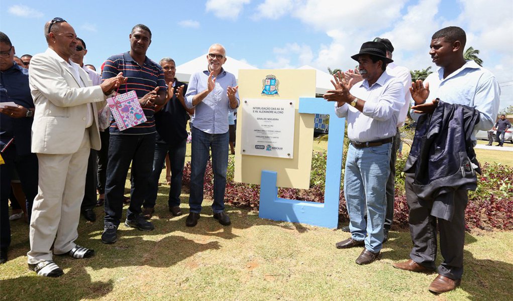 Prefeito Edvaldo Nogueira entregou aos moradores dos bairros 17 de Março e Santa Maria a via de interligação entre as duas localidades, um pleito antigo dos moradores, que agora se torna realidade; aliada à obra, cujo investimento foi de R$ 5 milhões, a prefeitura também está finalizando o recapeamento da avenida Alexandre Alcino, uma das vias que leva à nova rótula, para a qual foram destinados R$ 1,4 milhão (Foto: Paulo Emílio) Prefeito Edvaldo Nogueira entregou aos moradores dos bairros 17 de Março e Santa Maria a via de interligação entre as duas localidades, um pleito antigo dos moradores, que agora se torna realidade; aliada à obra, cujo investimento foi de R$ 5 milhões, a prefeitura também está finalizando o recapeamento da avenida Alexandre Alcino, uma das vias que leva à nova rótula, para a qual foram destinados R$ 1,4 milhão