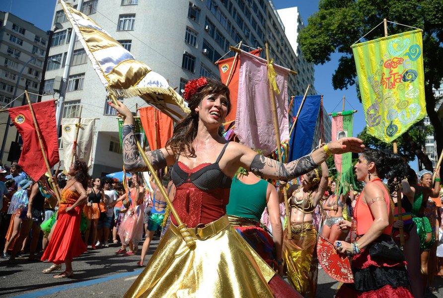 O calor forte e o sol não desanimaram os milhares de foliões que ocuparam as ruas do centro do Rio, na manhã deste domingo; logo cedo, às 8h, o Cordão do Boitatá estava repleto de fantasias irreverentes e muita animação; vestida com flores penduradas na saia, na blusa e nos cabelos, a cientista social Daniela Souza disse que estava fantasiada de jardim de Claude Monet; "Adoramos Monet e resolvemos tentar uma homenagem. Nos fantasiamos todos os anos e nunca perdemos o Boitatá. Já virou uma tradição, aqui revemos amigos, relembramos carnavais passados e, claro, dançamos e cantamos muito", afirmou (Foto: Romulo Faro) O calor forte e o sol não desanimaram os milhares de foliões que ocuparam as ruas do centro do Rio, na manhã deste domingo; logo cedo, às 8h, o Cordão do Boitatá estava repleto de fantasias irreverentes e muita animação; vestida com flores penduradas na saia, na blusa e nos cabelos, a cientista social Daniela Souza disse que estava fantasiada de jardim de Claude Monet; "Adoramos Monet e resolvemos tentar uma homenagem. Nos fantasiamos todos os anos e nunca perdemos o Boitatá. Já virou uma tradição, aqui revemos amigos, relembramos carnavais passados e, claro, dançamos e cantamos muito", afirmou