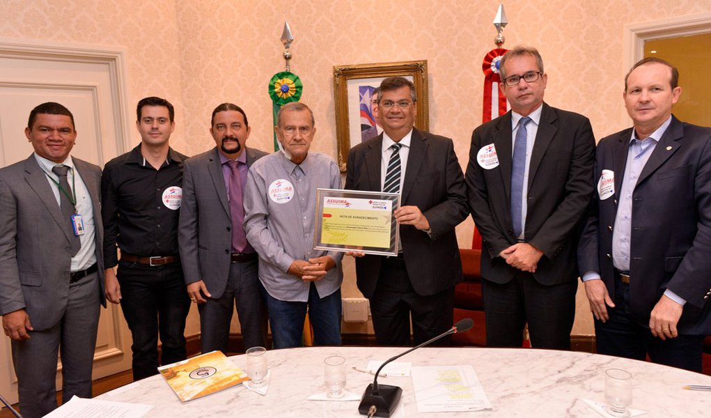 O governador Flávio Dino recebeu placa de homenagem e agradecimento dos suinocultores maranhenses em reconhecimento à assinatura de um decreto que estabelece o pagamento antecipado de Imposto Sobre Mercadorias e Serviços (ICMS) de gado suíno vivo ou abatido, bem como subprodutos derivados; decreto torna a relação de mercado entre produtores locais e de outros estados mais equânime e faz parte da política fiscal para impulsionar o desenvolvimento do estado (Foto: Voney Malta) O governador Flávio Dino recebeu placa de homenagem e agradecimento dos suinocultores maranhenses em reconhecimento à assinatura de um decreto que estabelece o pagamento antecipado de Imposto Sobre Mercadorias e Serviços (ICMS) de gado suíno vivo ou abatido, bem como subprodutos derivados; decreto torna a relação de mercado entre produtores locais e de outros estados mais equânime e faz parte da política fiscal para impulsionar o desenvolvimento do estado