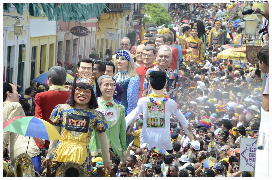 Um dos símbolos do carnaval pernambucano, o Encontro dos Bonecos Gigantes de Olinda percorreu as ladeiras da cidade pelo 30º ano consecutivo; os bonecos - que têm em média 3,4 metros quando montados -, são levados na cabeça e nas costas dos bonequeiros; novidade deste ano foram os 40 bonecos mirins, de tamanho menor, como forma de continuar a brincadeira entre gerações, atraindo crianças e envolvendo os filhos das pessoas que fazem a cultura dos bonecos gigantes (Foto: Voney Malta) Um dos símbolos do carnaval pernambucano, o Encontro dos Bonecos Gigantes de Olinda percorreu as ladeiras da cidade pelo 30º ano consecutivo; os bonecos - que têm em média 3,4 metros quando montados -, são levados na cabeça e nas costas dos bonequeiros; novidade deste ano foram os 40 bonecos mirins, de tamanho menor, como forma de continuar a brincadeira entre gerações, atraindo crianças e envolvendo os filhos das pessoas que fazem a cultura dos bonecos gigantes