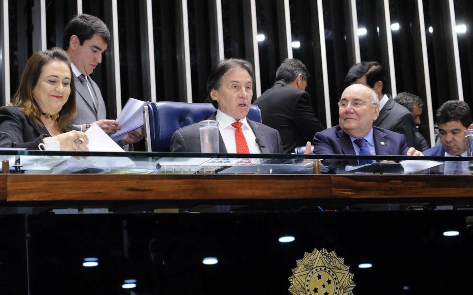 Um dia depois de a senadora Kátia Abreu (PMDB-TO) ter sido afastada das funções partidárias por 60 dias, pela Executiva do partido, a decisão foi lida na sessão não deliberativa do Senado; segundo o presidente da legenda, senador Romero Jucá (RR), o afastamento é para aguardar a decisão do Conselho de Ética do partido em ação contra a senadora por ter criticado a legenda, além de Michel Temer, e por ter votado contra matérias defendidas pelo governo (Foto: Paulo Emílio) Um dia depois de a senadora Kátia Abreu (PMDB-TO) ter sido afastada das funções partidárias por 60 dias, pela Executiva do partido, a decisão foi lida na sessão não deliberativa do Senado; segundo o presidente da legenda, senador Romero Jucá (RR), o afastamento é para aguardar a decisão do Conselho de Ética do partido em ação contra a senadora por ter criticado a legenda, além de Michel Temer, e por ter votado contra matérias defendidas pelo governo