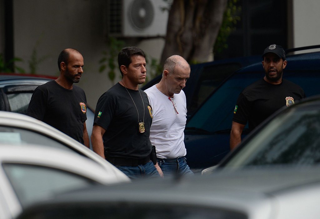 Rio de Janeiro - O empresário Eike Batista é levado pela Polícia Federal para o presídio de Bangu 9 após prestar depoimento na Praça Mauá. (Foto: Fernando Frazão/Agênci Brasil) (Foto: Leonardo Lucena) Rio de Janeiro - O empresário Eike Batista é levado pela Polícia Federal para o presídio de Bangu 9 após prestar depoimento na Praça Mauá. (Foto: Fernando Frazão/Agênci Brasil)