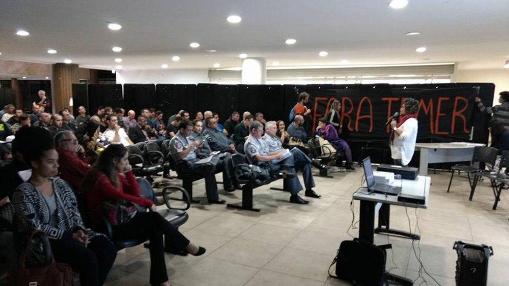 Estudantes e professores, que foram intimidados por um grupo de policiais militares em universidade, explicam o que ocorreu na última sexta (11) no campus da Unifesp em Santos; na ocasião, cerca de 100 policiais invadiram o local, intimidando estudantes e professores durante a discussão do Plano Estadual de Educação em Direitos Humanos de São Paulo; assista à videorreportagem publicada pela Revista Fórum (Foto: Charles Nisz) Estudantes e professores, que foram intimidados por um grupo de policiais militares em universidade, explicam o que ocorreu na última sexta (11) no campus da Unifesp em Santos; na ocasião, cerca de 100 policiais invadiram o local, intimidando estudantes e professores durante a discussão do Plano Estadual de Educação em Direitos Humanos de São Paulo; assista à videorreportagem publicada pela Revista Fórum