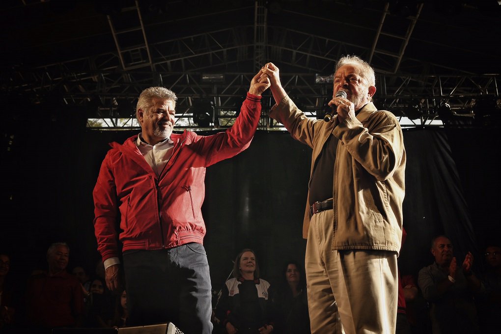 O ex-presidente Luiz Inácio Lula da Silva defendeu fortemente a classe trabalhadora, neste domingo, durante evento de posse da nova direção do Sindicato dos Metalúrgicos do ABC; “Querem jogar a crise do país em cima dos trabalhadores e dos aposentados. Mas nós temos que dizer a eles: ‘não tem que tirar direito de trabalhador e aposentado. Temos que fazer a economia crescer, gerar emprego, aumentar salários. Aí, a Previdência então vai dar conta”; disse Lula; “Antes, toda desgraça era culpa do PT e da Dilma. Então, demonizaram o partido e a presidenta, tiraram a Dilma, colocaram o Temer e o que aconteceu? Aí que a desgraça tomou conta deste país" (Foto: José Barbacena) O ex-presidente Luiz Inácio Lula da Silva defendeu fortemente a classe trabalhadora, neste domingo, durante evento de posse da nova direção do Sindicato dos Metalúrgicos do ABC; “Querem jogar a crise do país em cima dos trabalhadores e dos aposentados. Mas nós temos que dizer a eles: ‘não tem que tirar direito de trabalhador e aposentado. Temos que fazer a economia crescer, gerar emprego, aumentar salários. Aí, a Previdência então vai dar conta”; disse Lula; “Antes, toda desgraça era culpa do PT e da Dilma. Então, demonizaram o partido e a presidenta, tiraram a Dilma, colocaram o Temer e o que aconteceu? Aí que a desgraça tomou conta deste país"