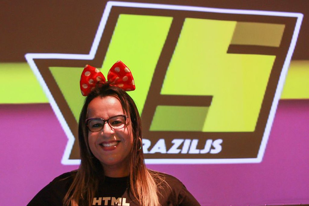 “Eu vou te matar”, dizia o título do e-mail que chegou à caixa de entrada de Evelyn Mendes, desenvolvedora de programas, mulher trans, 43 anos, no final de agosto, quando ela participava da conferência BrazilJS, em Porto Alegre; Evelyn foi uma das palestrantes no evento que é considerado o maior do mundo sobre JavaScript; o resto da mensagem seguia: “Sua abominação, eu estudei anos em TI para que eu ficasse desempregado formatando computadores, enquanto você e a sua panela (…) estão aí ocupando o meu lugar. (…) quando você menos esperar eu vou te matar com requintes de crueldade”; o autor da mensagem ainda prometia filmar o ato e postar em um fórum online (Foto: Leonardo Lucena) “Eu vou te matar”, dizia o título do e-mail que chegou à caixa de entrada de Evelyn Mendes, desenvolvedora de programas, mulher trans, 43 anos, no final de agosto, quando ela participava da conferência BrazilJS, em Porto Alegre; Evelyn foi uma das palestrantes no evento que é considerado o maior do mundo sobre JavaScript; o resto da mensagem seguia: “Sua abominação, eu estudei anos em TI para que eu ficasse desempregado formatando computadores, enquanto você e a sua panela (…) estão aí ocupando o meu lugar. (…) quando você menos esperar eu vou te matar com requintes de crueldade”; o autor da mensagem ainda prometia filmar o ato e postar em um fórum online