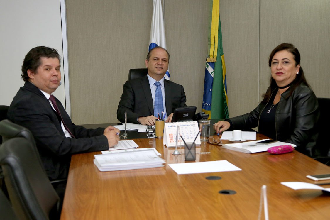 A senadora Kátia Abreu (PMDB-TO) se reuniu com o ministro da Saúde, Ricardo Barros, para solicitar retomada das obras do Hospital Geral de Gurupi, que, mesmo com recursos disponíveis, estão paralisadas desde o ano passado; “As obras estão paradas por atrasos e falta de gestão, não por falta de recursos”, afirmou; a verba que está em caixa, cerca de R$ 32 milhões, é proveniente de emendas da senadora Kátia Abreu, que já destinou ao hospital R$ 41 milhões; deste total, o governo repassou apenas R$ 3,5 milhões em 2014 à construtora e outros R$ 6 milhões em 2015, não constando pagamentos em 2016 (Foto: Leonardo Lucena) A senadora Kátia Abreu (PMDB-TO) se reuniu com o ministro da Saúde, Ricardo Barros, para solicitar retomada das obras do Hospital Geral de Gurupi, que, mesmo com recursos disponíveis, estão paralisadas desde o ano passado; “As obras estão paradas por atrasos e falta de gestão, não por falta de recursos”, afirmou; a verba que está em caixa, cerca de R$ 32 milhões, é proveniente de emendas da senadora Kátia Abreu, que já destinou ao hospital R$ 41 milhões; deste total, o governo repassou apenas R$ 3,5 milhões em 2014 à construtora e outros R$ 6 milhões em 2015, não constando pagamentos em 2016