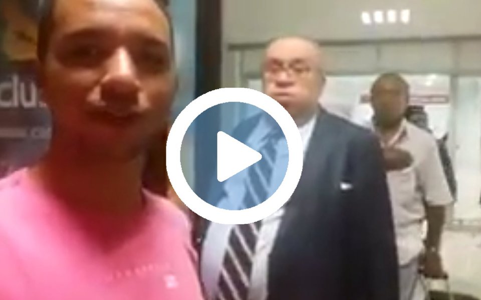 O deputado Heráclito Fortes, o Boca Mole da lista da Odebrecht, foi recebido aos gritos de "golpista" e "cadê a propina" em seu retorno a Teresina após votar a favor da interrupção da investigação contra Michel Temer na Câmara (Foto: Giuliana Miranda) O deputado Heráclito Fortes, o Boca Mole da lista da Odebrecht, foi recebido aos gritos de "golpista" e "cadê a propina" em seu retorno a Teresina após votar a favor da interrupção da investigação contra Michel Temer na Câmara