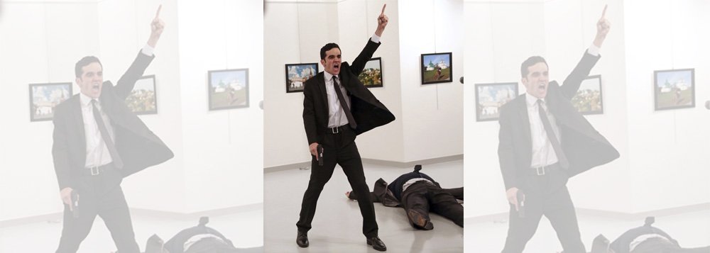Fotografia do assassino do embaixador da Rússia na Turquia, com a pistola ainda na mão e o corpo do diplomata estendido no chão em segundo plano, ganhou nesta segunda-feira, 13, o World Press Photo, o prêmio mais importante do fotojornalismo internacional; imagem foi feita no dia 19 de dezembro de 2016, quando um policial que estava de folga, Mevlüt Mert, atirou contra o então embaixador da Rússia na Turquia, Andrei Karlov, em uma sala de exposições em Ancara; foto, chamada "Um assassinato na Turquia", é obra do fotojornalista turco Burhan Ozbilici, que trabalha há 28 anos para a Associated Press (Foto: Aquiles Lins) Fotografia do assassino do embaixador da Rússia na Turquia, com a pistola ainda na mão e o corpo do diplomata estendido no chão em segundo plano, ganhou nesta segunda-feira, 13, o World Press Photo, o prêmio mais importante do fotojornalismo internacional; imagem foi feita no dia 19 de dezembro de 2016, quando um policial que estava de folga, Mevlüt Mert, atirou contra o então embaixador da Rússia na Turquia, Andrei Karlov, em uma sala de exposições em Ancara; foto, chamada "Um assassinato na Turquia", é obra do fotojornalista turco Burhan Ozbilici, que trabalha há 28 anos para a Associated Press
