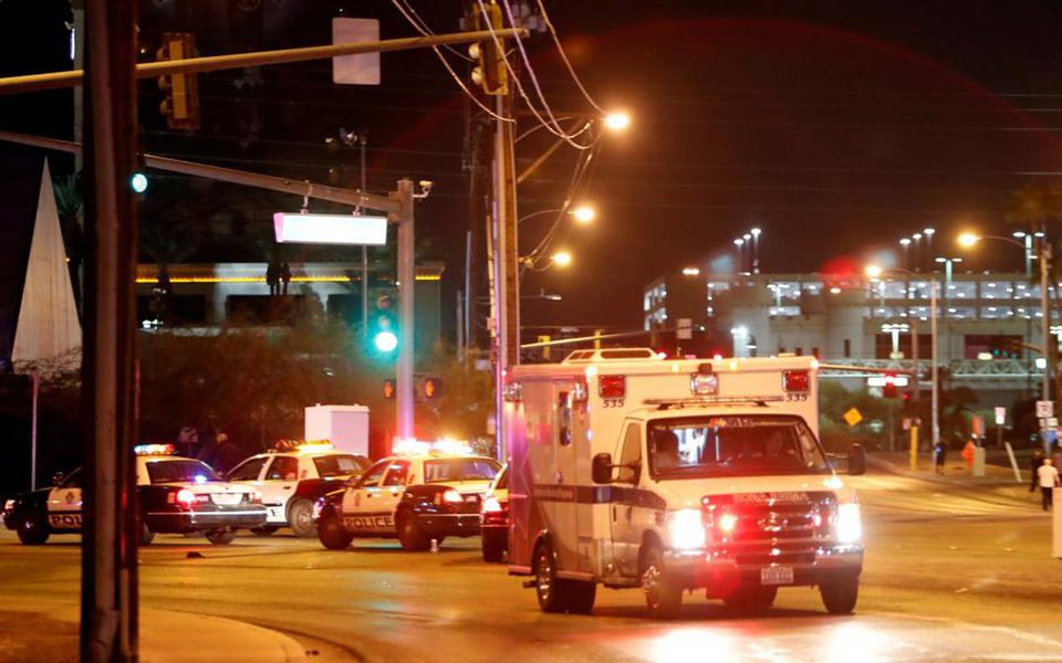 Homem armado abriu fogo contra o público de um festival de música country em Las Vegas na noite de domingo, matando aomenos 50 pessoas e deixando mais de 100 feridos, antes de ser morto pela polícia; polícia descreveu o suspeito como um morador de Las Vegas, que agiu sozinho e que não acredita-se estar ligado a nenhum grupo militante; inicialmente, foi divulgado que o atirador havia matado 22 pessoas (Foto: Paulo Emílio) Homem armado abriu fogo contra o público de um festival de música country em Las Vegas na noite de domingo, matando aomenos 50 pessoas e deixando mais de 100 feridos, antes de ser morto pela polícia; polícia descreveu o suspeito como um morador de Las Vegas, que agiu sozinho e que não acredita-se estar ligado a nenhum grupo militante; inicialmente, foi divulgado que o atirador havia matado 22 pessoas
