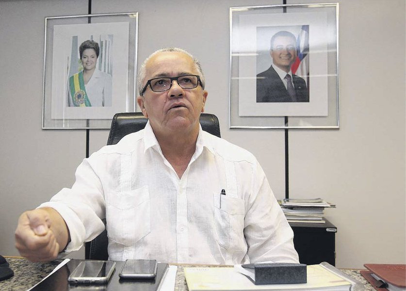 O secretário de Relações Institucionais do Estado, Josias Gomes, afirma que o governo não tem condição de reajustar o salário dos servidores neste ano, pelo fato de o governo já ter atingido o limite prudencial de gastos com pessoal, definido pela Lei de Responsabilidade Fiscal; Josias afirma que o governo já atingiu 48,13% da Receita Corrente Líquida (RCL) com esse tipo de gasto – o limite perdido pela LRF é de 48,60%; "O Estado não pode fazer o ajuste do servidor. Não tem como aumentar o salário de alguns nessa situação, contratar pessoal, não pode nada", diz o secretário (Foto: Romulo Faro) O secretário de Relações Institucionais do Estado, Josias Gomes, afirma que o governo não tem condição de reajustar o salário dos servidores neste ano, pelo fato de o governo já ter atingido o limite prudencial de gastos com pessoal, definido pela Lei de Responsabilidade Fiscal; Josias afirma que o governo já atingiu 48,13% da Receita Corrente Líquida (RCL) com esse tipo de gasto – o limite perdido pela LRF é de 48,60%; "O Estado não pode fazer o ajuste do servidor. Não tem como aumentar o salário de alguns nessa situação, contratar pessoal, não pode nada", diz o secretário