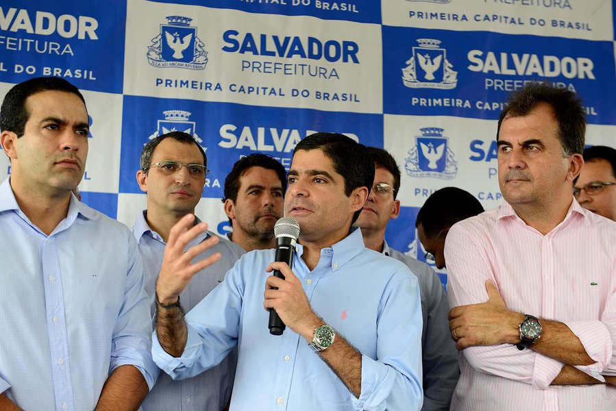 Correligionário do presidente da Câmara dos Deputados, Rodrigo Maia, primeiro na linha sucessória da presidência da República, o prefeito de Salvador, ACM Neto (DEM), diz que vai se manter "isento" sobre a situação delicada de Michel Temer, apontado como articulador de um movimento para manter calado o ex-deputado Eduardo Cunha; ACM não diz se defende eleições diretas ou indiretas, no caso de Temer renunciar ou ser destituído, mas de forma sutil, ao defender a Constituição, o democrata se mostra a favor de eleições indiretas; "Me parece que a Constituição Federal é clara no sentido de estabelecer as regras de escolha do próximo presidente, caso o atual não permaneça", diz ACM contra a vontade da maioria dos brasileiros, que clamam por eleições diretas para escolher um presidente legítimo (Foto: Romulo Faro) Correligionário do presidente da Câmara dos Deputados, Rodrigo Maia, primeiro na linha sucessória da presidência da República, o prefeito de Salvador, ACM Neto (DEM), diz que vai se manter "isento" sobre a situação delicada de Michel Temer, apontado como articulador de um movimento para manter calado o ex-deputado Eduardo Cunha; ACM não diz se defende eleições diretas ou indiretas, no caso de Temer renunciar ou ser destituído, mas de forma sutil, ao defender a Constituição, o democrata se mostra a favor de eleições indiretas; "Me parece que a Constituição Federal é clara no sentido de estabelecer as regras de escolha do próximo presidente, caso o atual não permaneça", diz ACM contra a vontade da maioria dos brasileiros, que clamam por eleições diretas para escolher um presidente legítimo