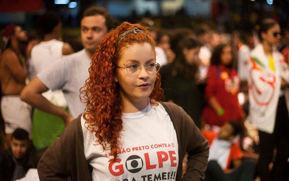 Autora da ovada em Jair Bolsonaro, a militante do PCdoB Gabrielle Van Pelt conta que vem recebendo inúmeras ameaças pelas redes sociais; "Esses crimes de ódio não podem ficar impunes. E, se depender de mim, não vão mesmo", diz, em entrevista a Lucas Vasques, na Revista Fórum (Foto: Gisele Federicce) Autora da ovada em Jair Bolsonaro, a militante do PCdoB Gabrielle Van Pelt conta que vem recebendo inúmeras ameaças pelas redes sociais; "Esses crimes de ódio não podem ficar impunes. E, se depender de mim, não vão mesmo", diz, em entrevista a Lucas Vasques, na Revista Fórum