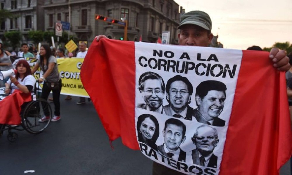 A Superintendência Nacional de Alfândegas e Administração Tributária do Peru embargou aproximadamente 200 milhões de soles peruanos (US$ 62 milhões ou R$ 191 milhões) de oito empresas brasileiras, todas envolvidas na Lava-Jato, de acordo com o site de jornalismo investigativo peruano 'Ojo Publico'; somente da Odebrecht foram confiscados R$ 142 milhões; confisco inclui contas bancárias, imóveis, veículos e contas correntes de terceiros e de funcionários dessas empresas no país. O embargo afeta também as companhias Queiroz Galvão e OAS (Foto: Romulo Faro) A Superintendência Nacional de Alfândegas e Administração Tributária do Peru embargou aproximadamente 200 milhões de soles peruanos (US$ 62 milhões ou R$ 191 milhões) de oito empresas brasileiras, todas envolvidas na Lava-Jato, de acordo com o site de jornalismo investigativo peruano 'Ojo Publico'; somente da Odebrecht foram confiscados R$ 142 milhões; confisco inclui contas bancárias, imóveis, veículos e contas correntes de terceiros e de funcionários dessas empresas no país. O embargo afeta também as companhias Queiroz Galvão e OAS