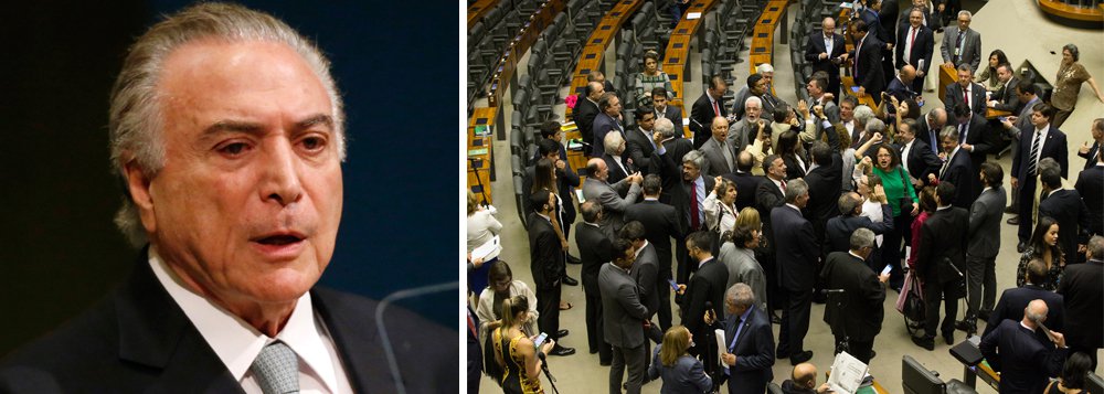Rejeitado por mais de 90% dos brasileiros, Michel Temer conseguiu na noite desta quarta-feira, 25, escapar mais uma vez da Justiça depois de gastar R$ 32 bilhões na compra de deputados; peemedebista conseguiu 251 votos favoráveis ao parecer do deputado Bonifácio de Andrada, que rejeitava a denúncia de obstrução de Justiça e organização criminosa; 233 deputados votaram a favor das investigações e houve duas abstenções; ao todo, foram 486 votantes e 25 ausentes (Foto: Aquiles Lins) Rejeitado por mais de 90% dos brasileiros, Michel Temer conseguiu na noite desta quarta-feira, 25, escapar mais uma vez da Justiça depois de gastar R$ 32 bilhões na compra de deputados; peemedebista conseguiu 251 votos favoráveis ao parecer do deputado Bonifácio de Andrada, que rejeitava a denúncia de obstrução de Justiça e organização criminosa; 233 deputados votaram a favor das investigações e houve duas abstenções; ao todo, foram 486 votantes e 25 ausentes