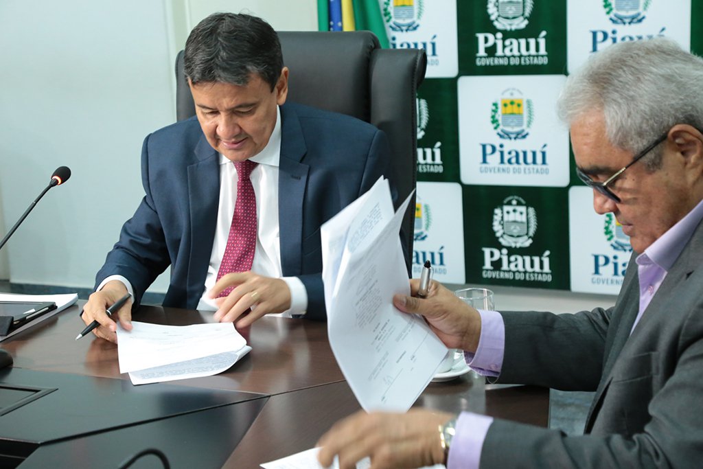 O governador Wellington Dias e o superintendente do Banco do Nordeste no Piauí, Francisco Lopes, assinaram no Palácio de Karnak, aditivo ao contrato firmado em 02 de julho de 2010, no valor de R$ 288 milhões; o aditivo contempla a prorrogação do prazo para utilização dos recursos ainda não empregados, no valor de R$ 59 milhões, até 23 de junho de 2018, e inclui projetos do Plano Plurianual (PPA) 2016-2019 do estado (Foto: Leonardo Lucena) O governador Wellington Dias e o superintendente do Banco do Nordeste no Piauí, Francisco Lopes, assinaram no Palácio de Karnak, aditivo ao contrato firmado em 02 de julho de 2010, no valor de R$ 288 milhões; o aditivo contempla a prorrogação do prazo para utilização dos recursos ainda não empregados, no valor de R$ 59 milhões, até 23 de junho de 2018, e inclui projetos do Plano Plurianual (PPA) 2016-2019 do estado