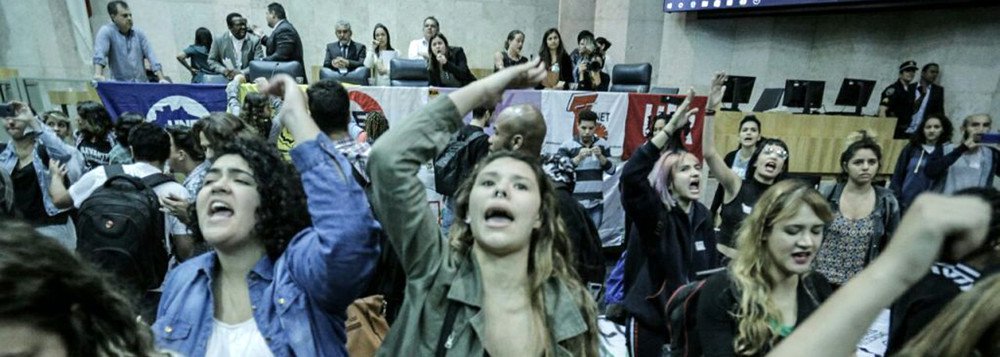 Contra a redução do passe estudantil e também contrários ao plano de privatizações do prefeito João Doria (PSDB) para a cidade de São Paulo, os estudantes secundaristas ocupam a Câmara dos Vereadores da capital paulista desde a manhã desta quarta-feira (09); os manifestantes querem a realização de um plebiscito para aprovar o plano de desestatização (Foto: Charles Nisz) Contra a redução do passe estudantil e também contrários ao plano de privatizações do prefeito João Doria (PSDB) para a cidade de São Paulo, os estudantes secundaristas ocupam a Câmara dos Vereadores da capital paulista desde a manhã desta quarta-feira (09); os manifestantes querem a realização de um plebiscito para aprovar o plano de desestatização