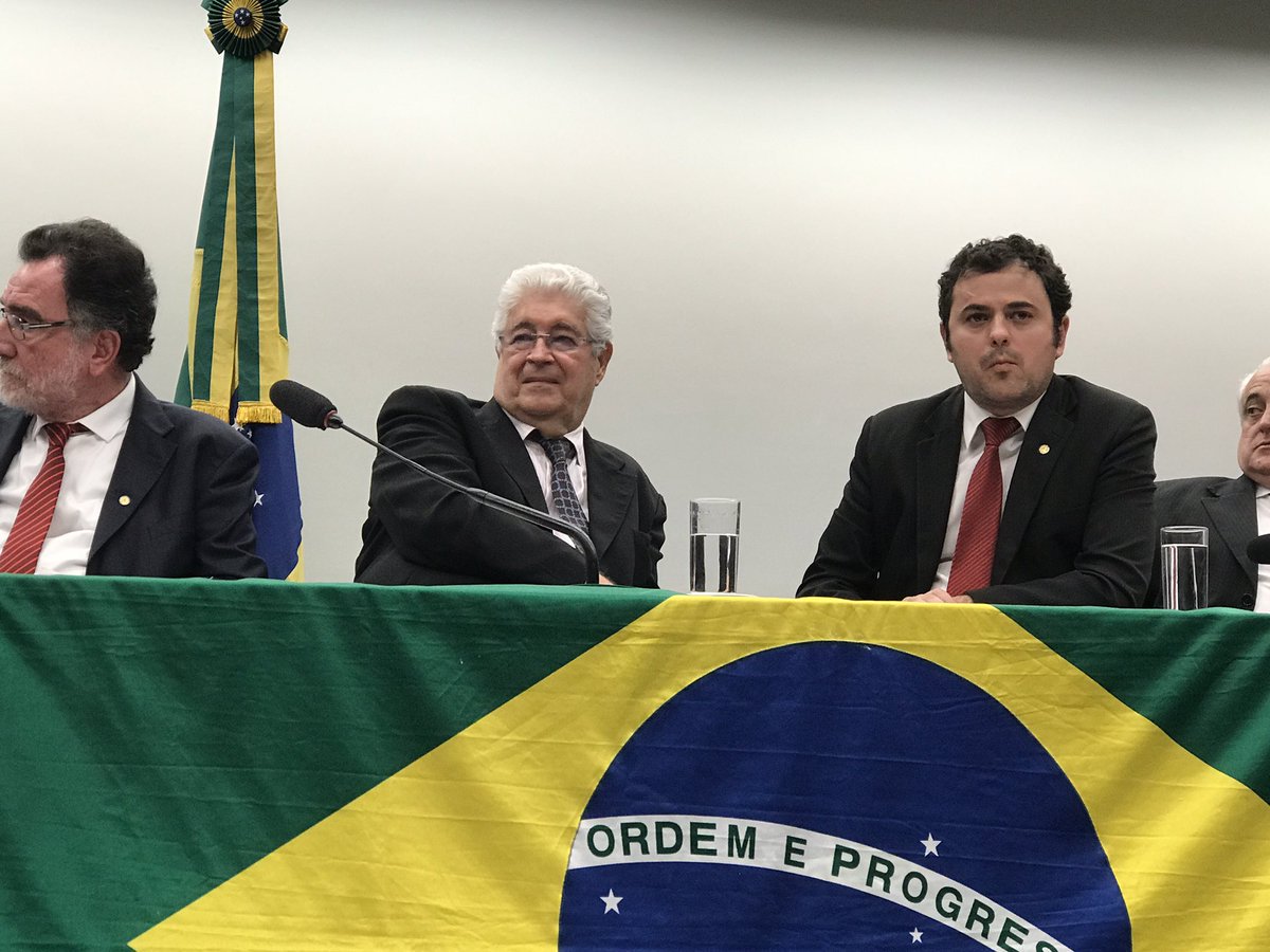 A Frente transcende a partidos, mas tem uma profunda marca ideológica de compromisso com a defesa da soberania nacional e com o nacionalismo. Nacionalismo sem xenofobia. Nacionalismo que corresponda ao padrão histórico do brasileiro comum, orgulhoso de sua miscigenação e de sua múltipla religiosidade, aberto a todas as culturas, e integrado pelo desejo comum de promover o desenvolvimento sócio-econômico do país (Foto: Roberto Requião) www.brasil247.com - A Frente transcende a partidos, mas tem uma profunda marca ideológica de compromisso com a defesa da soberania nacional e com o nacionalismo. Nacionalismo sem xenofobia. Nacionalismo que corresponda ao padrão histórico do brasileiro comum, orgulhoso de sua miscigenação e de sua múltipla religiosidade, aberto a todas as culturas, e integrado pelo desejo comum de promover o desenvolvimento sócio-econômico do país