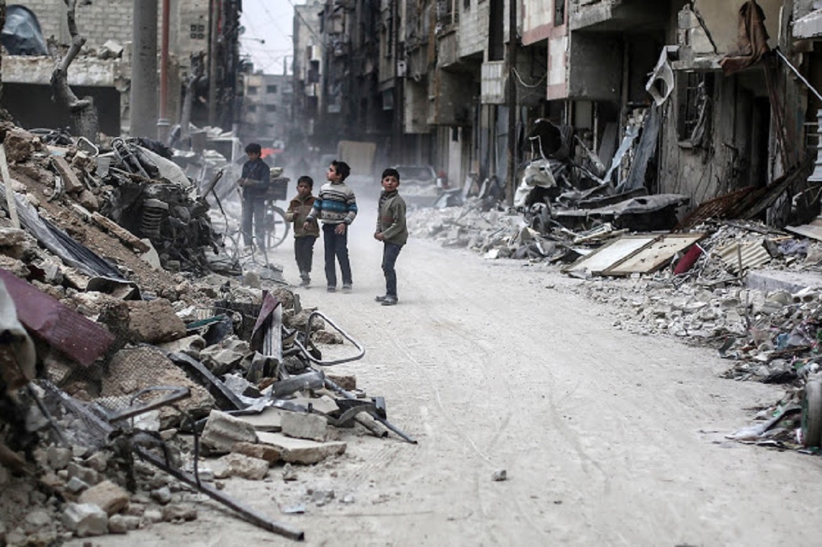 epa05821189 Children stand between the rubble, rebel-held Douma, Syria, 28 February 2017. The rubble are for buildings hit by airstrikes on 25 February 2017. EPA/MOHAMMED BADRA (Foto: Fatima 247) epa05821189 Children stand between the rubble, rebel-held Douma, Syria, 28 February 2017. The rubble are for buildings hit by airstrikes on 25 February 2017. EPA/MOHAMMED BADRA