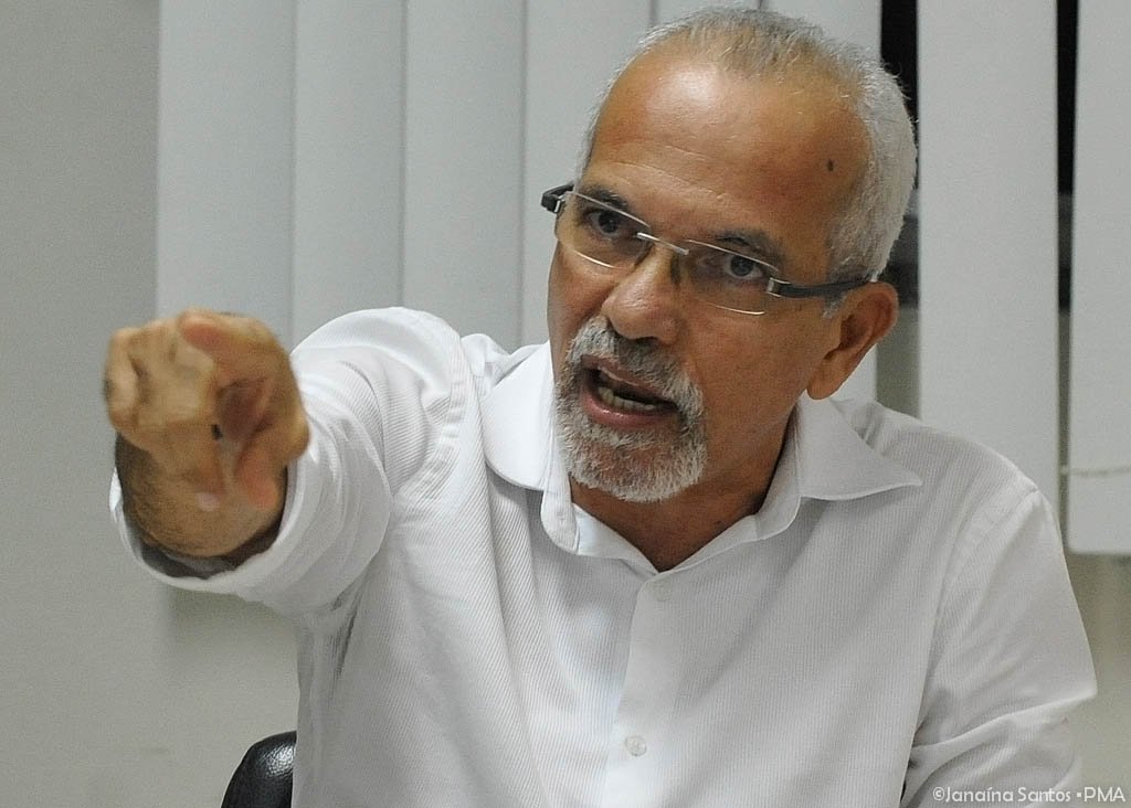 O prefeito de Aracaju, Edvaldo Nogueira (PCdoB), afirmou que o candidato derrotado à prefeitura de Aracaju, Valadares Filho (PSB), pretende criar um improvável terceiro turno eleitoral para ver se, através de "estratégias golpistas e sorrateiras", chega ao comando da administração municipal; em vídeo, Filho aproveitou-se do fato do nome do prefeito de Aracaju ter aparecido numa suposta conversa com empresário do setor de limpeza pública para pedir sua cassação; "Valadares Filho tem tido tanto insucesso para o Executivo através do voto direto, que resolveu apelar para o tapetão", comentou
(Foto: Leonardo Lucena)
O prefeito de Aracaju, Edvaldo Nogueira (PCdoB), afirmou que o candidato derrotado à prefeitura de Aracaju, Valadares Filho (PSB), pretende criar um improvável terceiro turno eleitoral para ver se, através de "estratégias golpistas e sorrateiras", chega ao comando da administração municipal; em vídeo, Filho aproveitou-se do fato do nome do prefeito de Aracaju ter aparecido numa suposta conversa com empresário do setor de limpeza pública para pedir sua cassação; "Valadares Filho tem tido tanto insucesso para o Executivo através do voto direto, que resolveu apelar para o tapetão", comentou