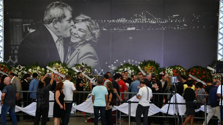 O TRF-4 negou absolvição sumária da ex-primeira-dama Marisa Letícia Lula da Silva, que morreu em fevereiro deste ano. O juiz Sérgio Moro havia extinto a punibilidade de Marisa, mas não absolveu de maneira sumária como requereu sua defesa no caso do tríplex. Para o TRF-4, essa discussão da absolvição de Marisa Letícia é "estéril" porque, segundo o desembargador Leandro Paulsen, "o Estado não mantém o processo em andamento. Não julga alguém que já faleceu" (Foto: Esmael Morais) O TRF-4 negou absolvição sumária da ex-primeira-dama Marisa Letícia Lula da Silva, que morreu em fevereiro deste ano. O juiz Sérgio Moro havia extinto a punibilidade de Marisa, mas não absolveu de maneira sumária como requereu sua defesa no caso do tríplex. Para o TRF-4, essa discussão da absolvição de Marisa Letícia é "estéril" porque, segundo o desembargador Leandro Paulsen, "o Estado não mantém o processo em andamento. Não julga alguém que já faleceu"