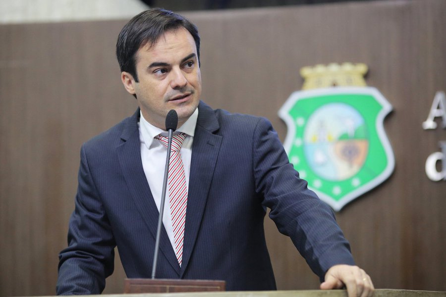 Conforme já havia anunciado, o deputado estadual Capitão Wagner (PR), protocolou hoje (23), na Assembleia Legislativa, pedido de impeachment do governador Camilo Santana, alegando "cometimento de crime de responsabilidade do governador". O pedido foi motivado pelas denúncias feitas pelo empresário Wesley Batista contra o ex-governador Cid Gomes, de que teria pedido doações para a campanha eleitoral de 2014, entre elas, a campanha de Camilo Santana
(Foto: Fatima 247) Conforme já havia anunciado, o deputado estadual Capitão Wagner (PR), protocolou hoje (23), na Assembleia Legislativa, pedido de impeachment do governador Camilo Santana, alegando "cometimento de crime de responsabilidade do governador". O pedido foi motivado pelas denúncias feitas pelo empresário Wesley Batista contra o ex-governador Cid Gomes, de que teria pedido doações para a campanha eleitoral de 2014, entre elas, a campanha de Camilo Santana
