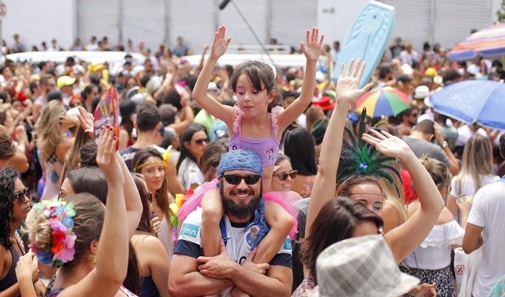 Depois de dias de preparação e festa, o carnaval nas ruas de Belo Horizonte começou nesta sexta-feira, 24, com cerca de 240 blocos desfilando até o dia 1º, já na quarta-feira de Cinzas; folia teve inicio pela manhã, com o bloco Xandão e Os Cabaneiros, no bairro de Cabana, na zona oeste da cidade. O total de blocos cadastrados pela prefeitura este ano passa dos 360, numa festa que, na prática, começou no último dia 11; confira a programação completa do carnaval de rua em Belo Horizonte (Foto: Aquiles Lins) Depois de dias de preparação e festa, o carnaval nas ruas de Belo Horizonte começou nesta sexta-feira, 24, com cerca de 240 blocos desfilando até o dia 1º, já na quarta-feira de Cinzas; folia teve inicio pela manhã, com o bloco Xandão e Os Cabaneiros, no bairro de Cabana, na zona oeste da cidade. O total de blocos cadastrados pela prefeitura este ano passa dos 360, numa festa que, na prática, começou no último dia 11; confira a programação completa do carnaval de rua em Belo Horizonte