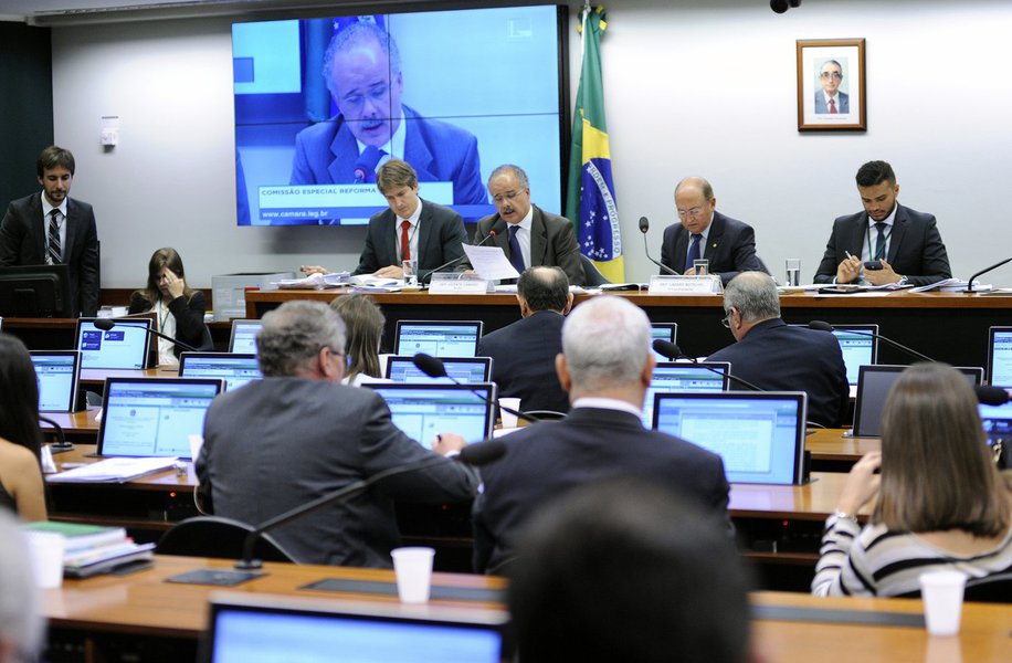 O que sobrou da base de Michel Temer na Câmara conseguiu adiar nesta terça-feira, 23, a votação do relatório favorável à Proposta de Emenda à Constituição (PEC) das eleições diretas, projeto de autoria do deputado Miro Teixeira (Rede-RJ) para o caso de vacância da Presidência da República; deputados enfrentavam requerimento de obstrução, apresentado pelo PP, contra a análise da PEC, por considerar o momento inoportuno do ponto de vista político; oposição considera primordial a votação da PEC, e prometeu obstruir toas as outras votações (Foto: Aquiles Lins) O que sobrou da base de Michel Temer na Câmara conseguiu adiar nesta terça-feira, 23, a votação do relatório favorável à Proposta de Emenda à Constituição (PEC) das eleições diretas, projeto de autoria do deputado Miro Teixeira (Rede-RJ) para o caso de vacância da Presidência da República; deputados enfrentavam requerimento de obstrução, apresentado pelo PP, contra a análise da PEC, por considerar o momento inoportuno do ponto de vista político; oposição considera primordial a votação da PEC, e prometeu obstruir toas as outras votações
